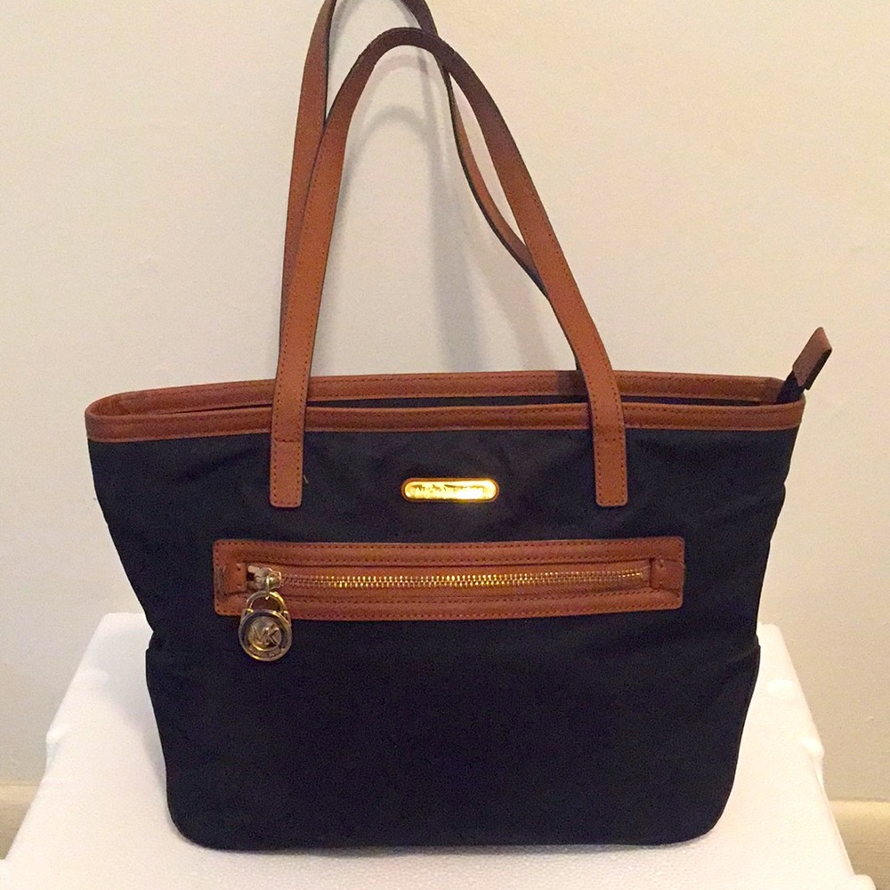 Authentic Michael Kors Bag - Black w/Zippered Closure❣️